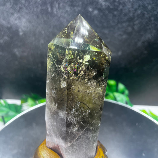 Ouro Verde Quartz Tower in Garden on Stand