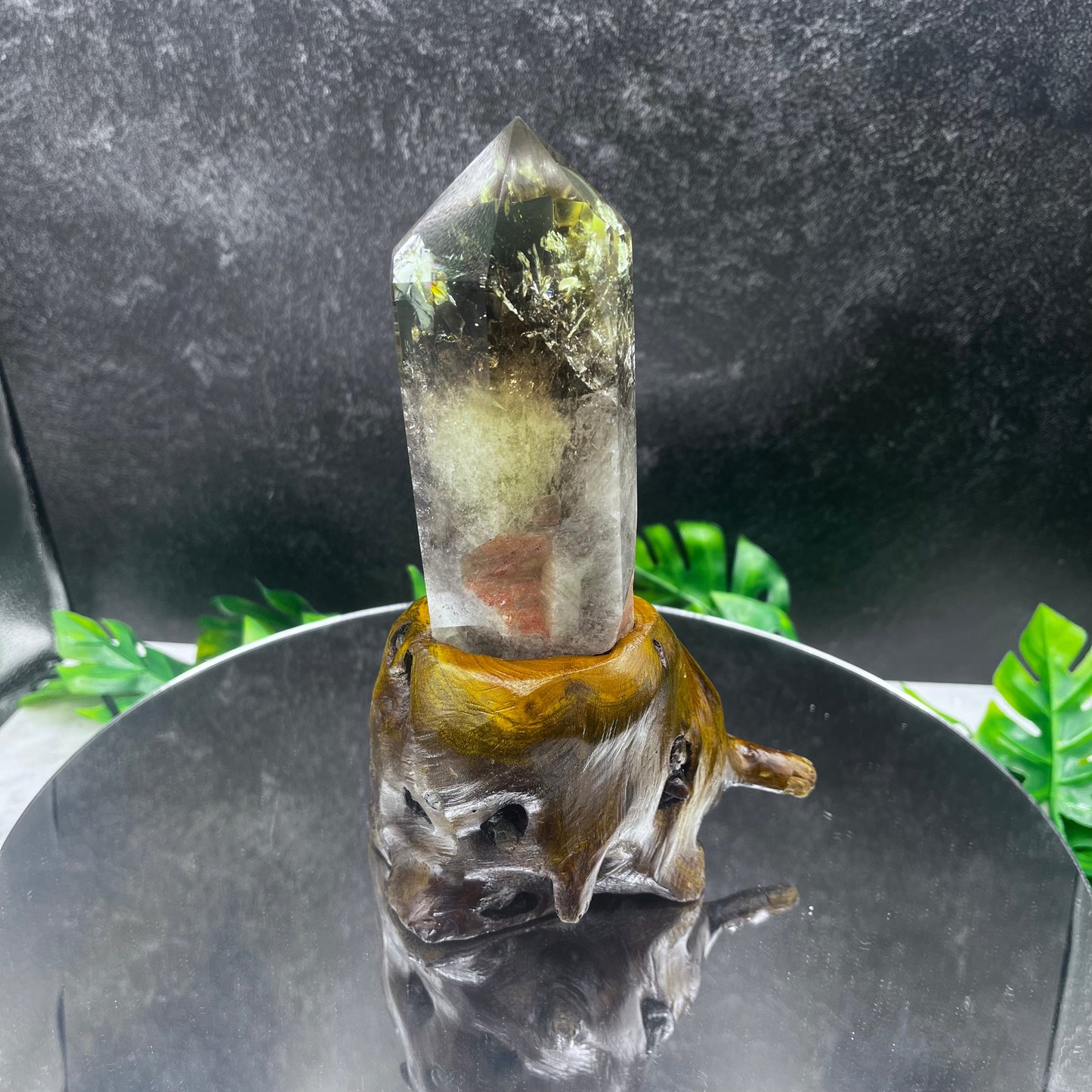 Ouro Verde Quartz Tower in Garden on Stand