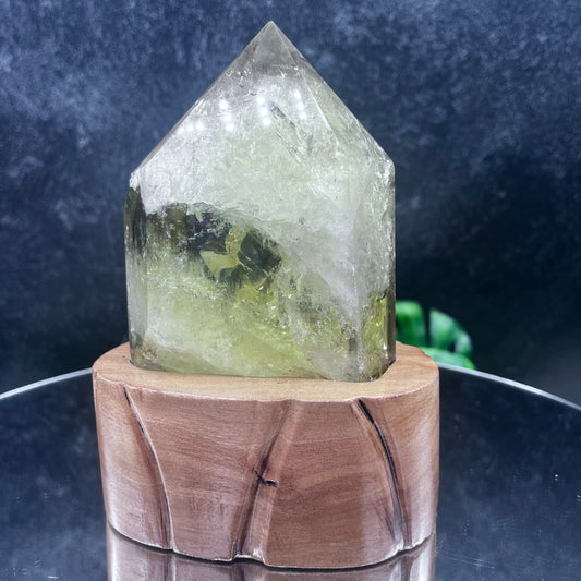 Ouro Verde Quartz Tower with Stand